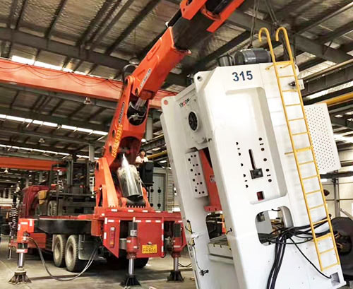 江苏附近随车吊出租，轻松解决运输难题