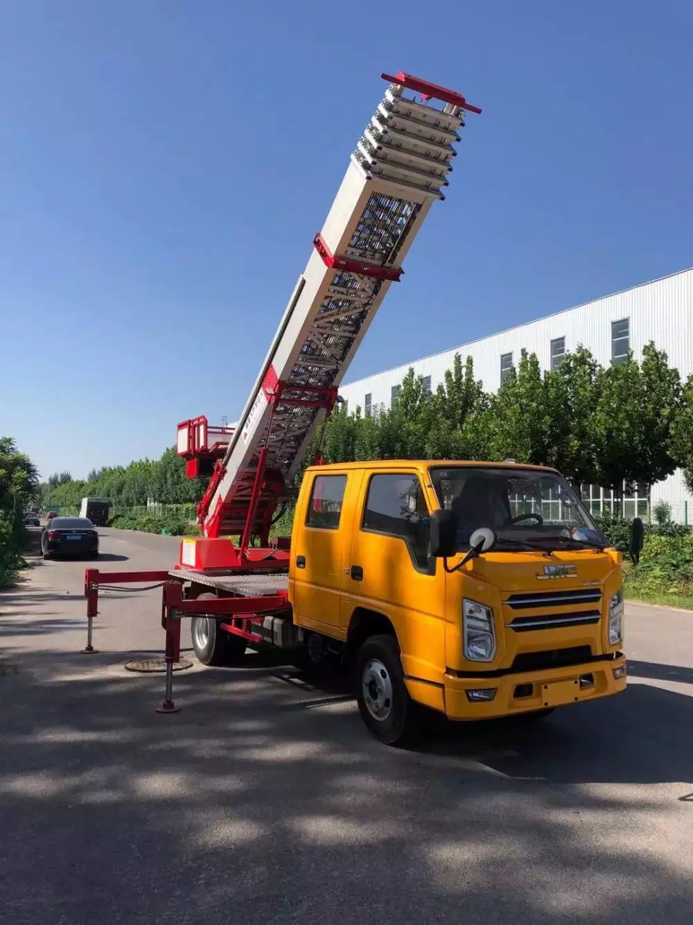 江苏附近的云梯车出租服务：轻松解决高空作业需求