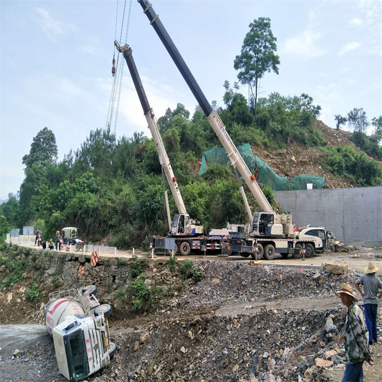 江苏汽车掉沟里叫吊车救援要多少钱